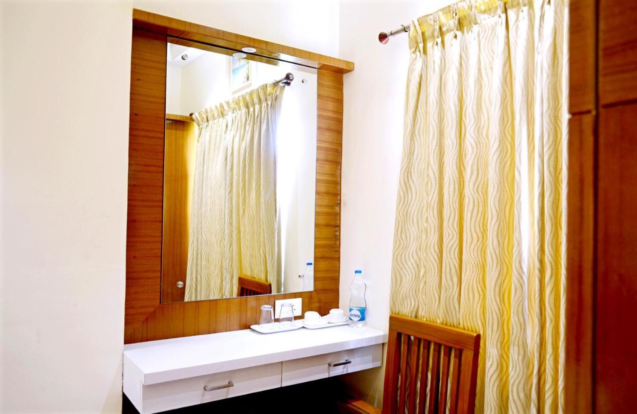 Tr Residency Hotel Pondicherry Bagian luar foto
